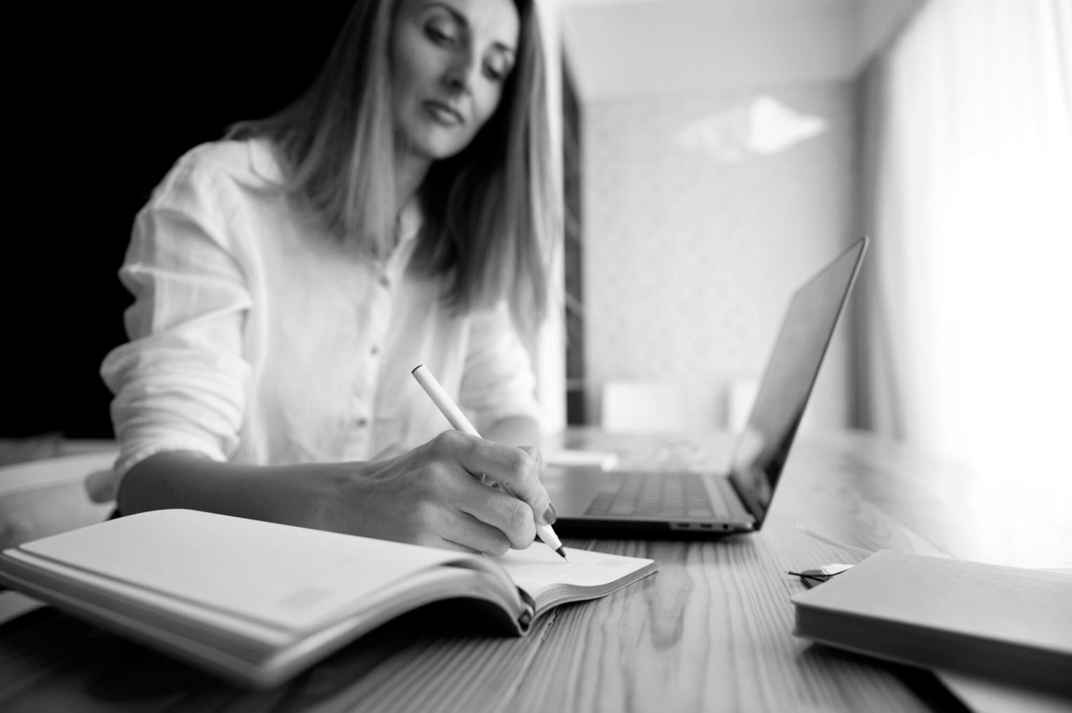 Espace de travail moderne avec analyses financières